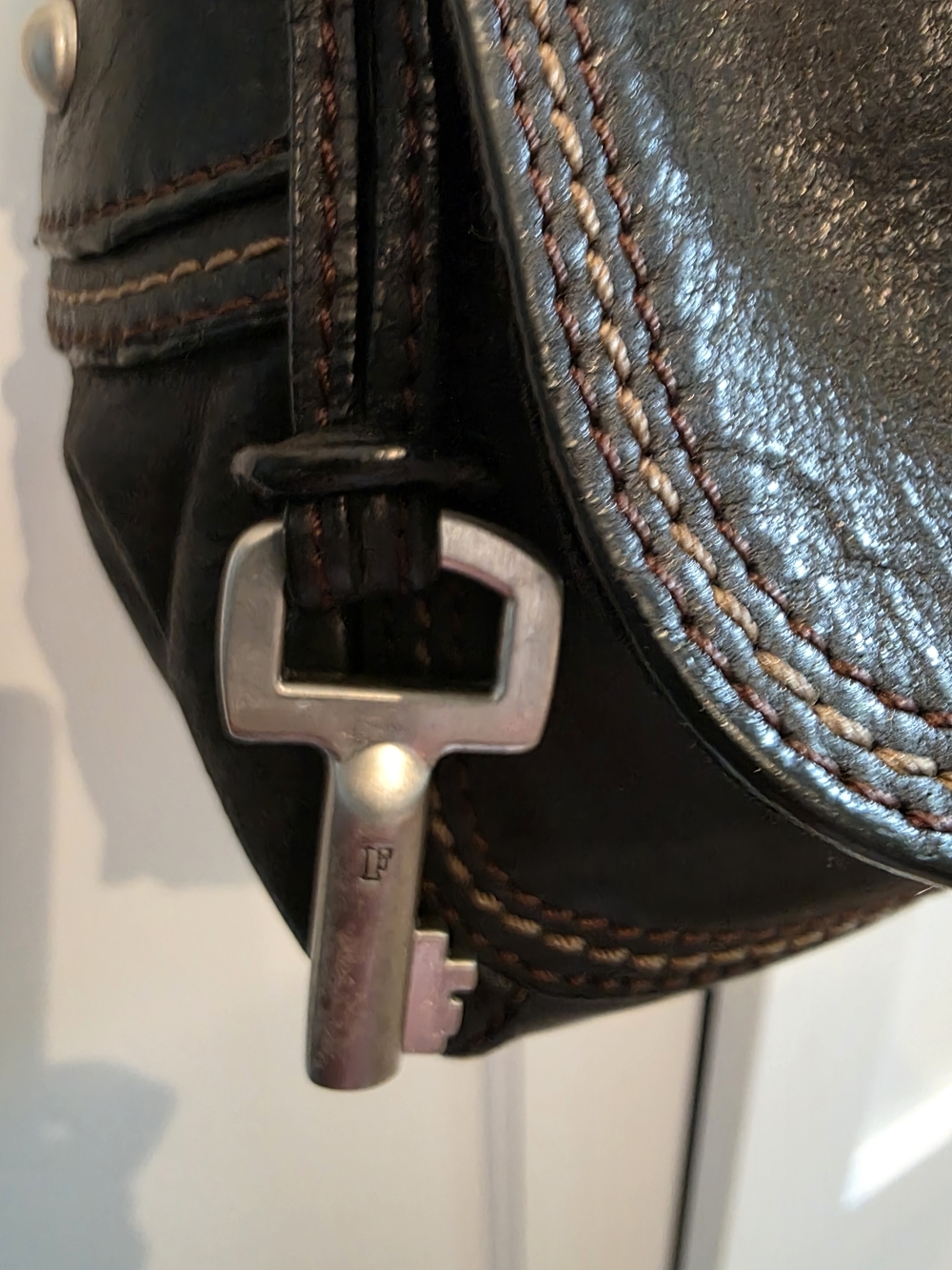 Fossil Vintage Black Leather Flap Closure Shoulder Bag - Picture 9 of 11